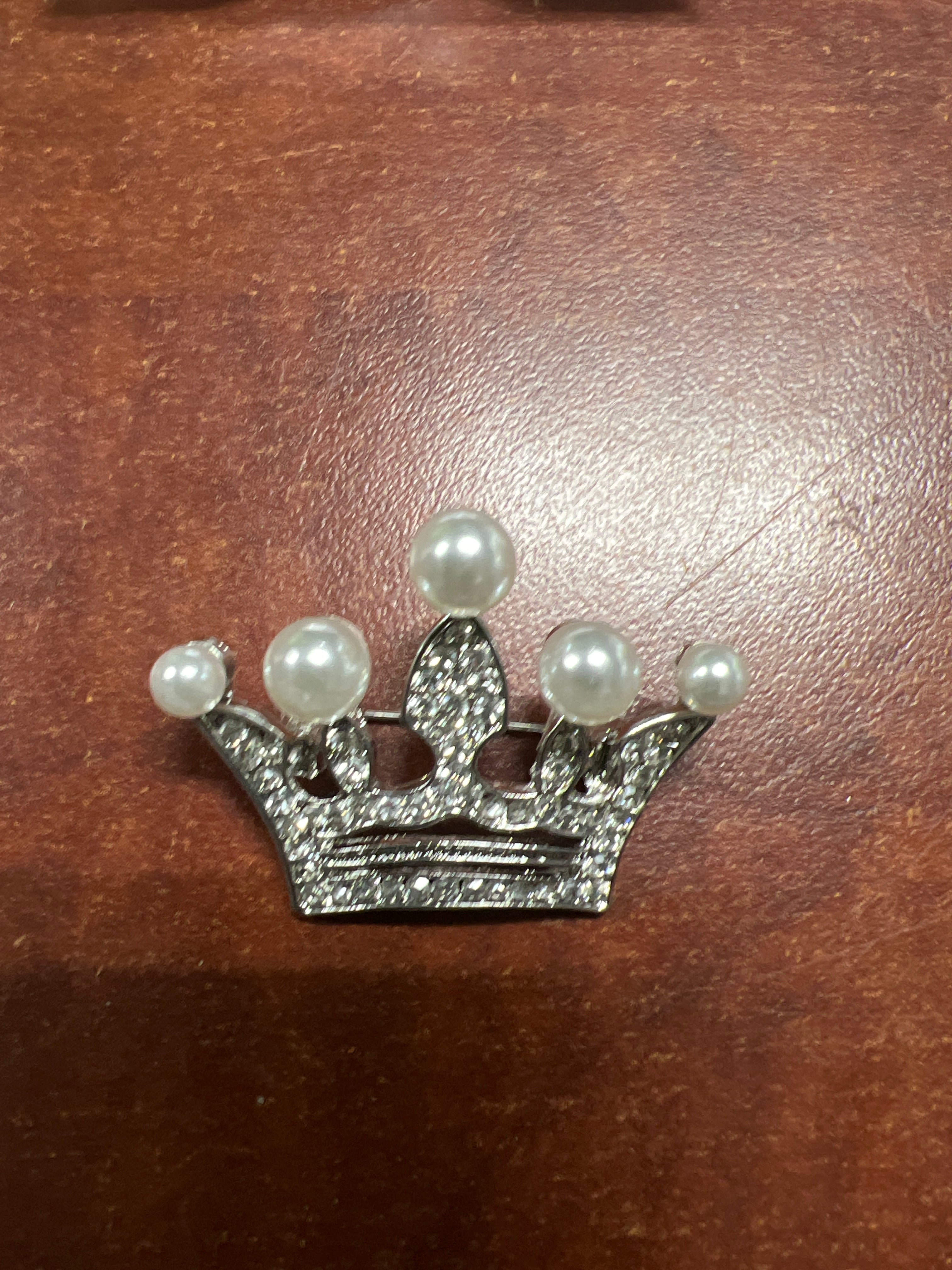 Crown pearl pin